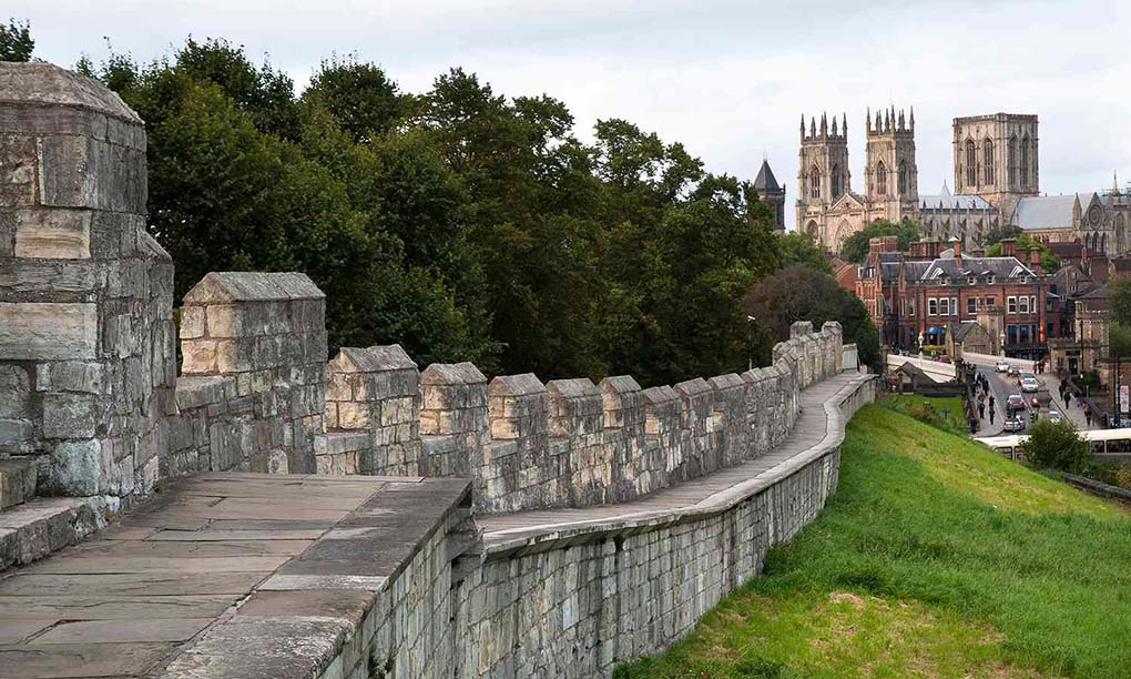 Exploring York’s Enchanting City Walls: A Panoramic Odyssey